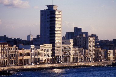 Küba 'daki Havana şehrindeki Malecon Yolu' nun mimarisi Karayip Denizi 'nde. Küba, Havana, Ekim 2005