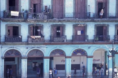 Küba 'daki Havana şehrindeki Malecon Yolu' nun mimarisi Karayip Denizi 'nde. Küba, Havana, Ekim 2005