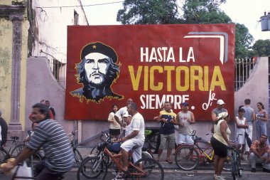 Küba 'daki Havana şehrinde, Karayip Denizi' ndeki Che Guevara resimlerinin önündeki insanlar. Küba, Havana, Ekim 2005
