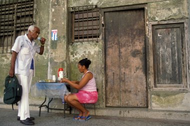 Küba 'daki Havana şehrinde Karayip Denizi' nde bir kafe. Küba, Havana, Ekim 2005