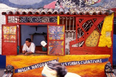 Küba 'daki Havana şehrinde, Karayip Denizi' nde küçük bir gıda dükkanı. Küba, Havana, Ekim 2005