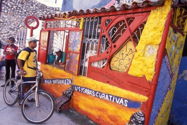 Küba 'daki Havana şehrinde, Karayip Denizi' nde küçük bir gıda dükkanı. Küba, Havana, Ekim 2005