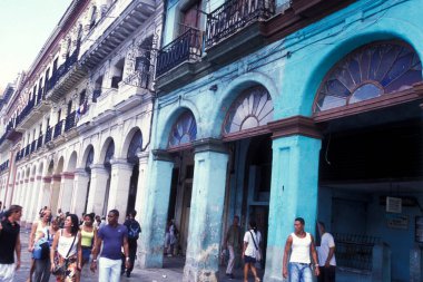 Karayip Denizi 'ndeki Küba' daki Havana şehrinin mimarisi. Küba, Havana, Ekim 2005