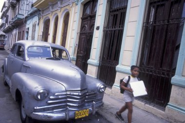 Karayip Denizi 'ndeki Küba' nın Havana şehrinde eski Amerikan arabaları. Küba, Havana, Ekim 2005