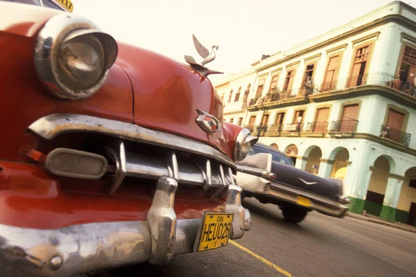 哈瓦那市Malecon路的旧美国汽车停在加勒比海的古巴岛上 哈瓦那 2005年10月 — 图库照片