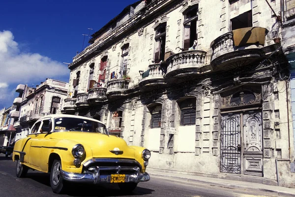 Viejos Coches Americanos Carretera Malecon Road Ciudad Habana Cuba Mar —  Fotos de Stock