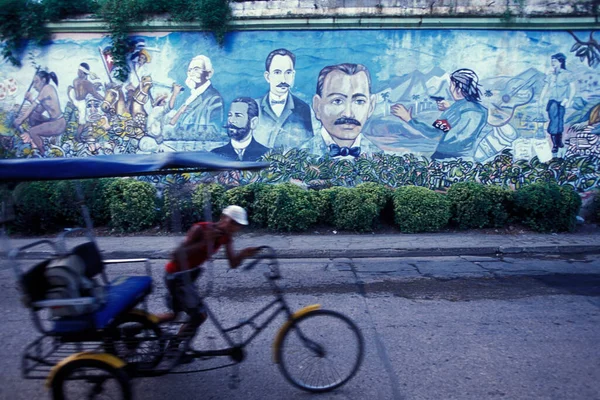 Bicycle Front Cuba Wall Painting City Havana Cuba Caribbean Sea — Stock Photo, Image