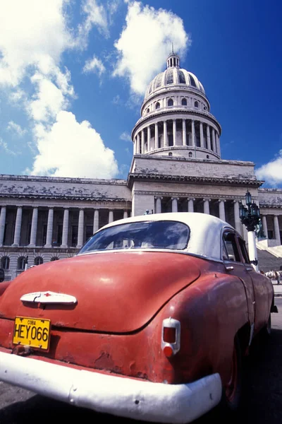 Carros Americanos Velhos Frente Nacional Capitolio Cidade Havana Cuba Mar — Fotografia de Stock