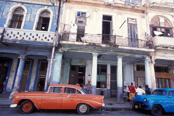 カリブ海のキューバのハバナ市の道路上の古いアメリカ車 2005年10月 ハバナ — ストック写真