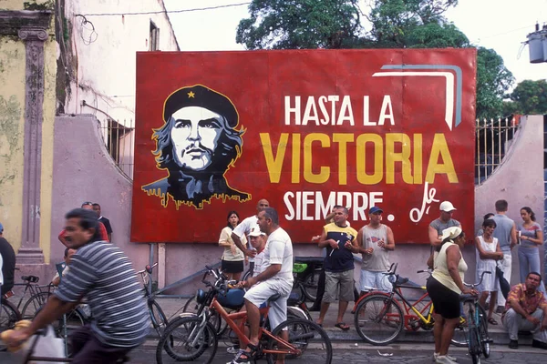 在哈瓦那市的一张切格瓦拉人的照片前 人们看到了加勒比海中的古巴 哈瓦那 2005年10月 — 图库照片