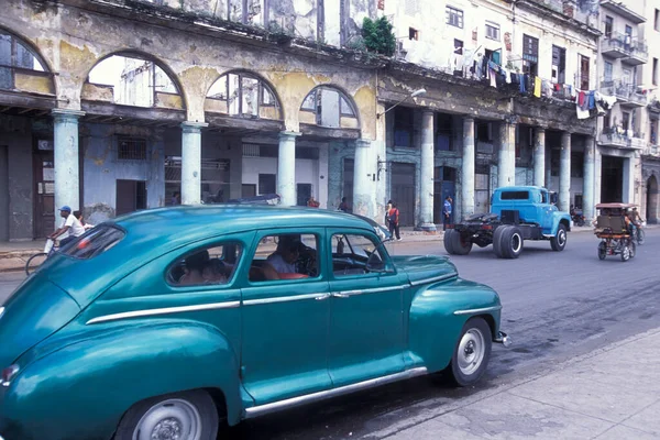 Старые Американские Автомобили Дороге Городе Гавана Кубе Карибском Море Куба — стоковое фото