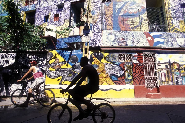 カリブ海のキューバのハバナ市のハメル通りでカラフルな絵画 2005年10月 ハバナ — ストック写真