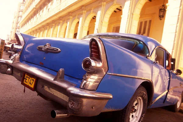 Carros Americanos Velhos Uma Estrada Cidade Havana Cuba Mar Caribe — Fotografia de Stock