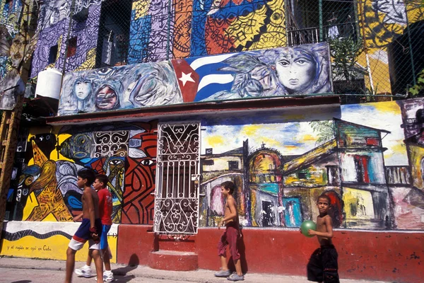 哈瓦那市Hamel街上的彩绘画 在加勒比海的古巴 哈瓦那 2005年10月 — 图库照片