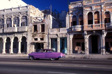 Karayip Denizi 'ndeki Küba' daki Havana şehrindeki Malecon Yolu 'ndaki eski Amerikan arabaları. Küba, Havana, Ekim 2005
