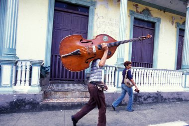 Karayip Denizi 'ndeki Küba' nın Havana şehrinde sokaklardaki müzisyenler. Küba, Havana, Ekim 2005