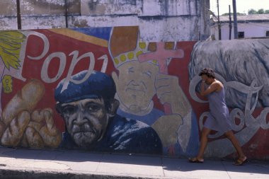 Karayip Denizi 'ndeki Küba' da Havana şehrinde duvar resimleri olan bir kadın. Küba, Havana, Ekim 2005