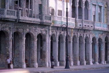 Küba 'daki Havana şehrindeki Malecon Yolu' nun mimarisi Karayip Denizi 'nde. Küba, Havana, Ekim 2005