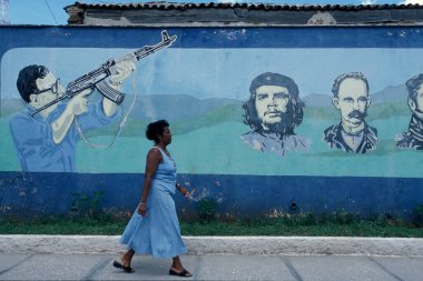 Küba 'daki Havana şehrinde, Karayip Denizi' ndeki Küba duvarının önünde duran insanlar. Küba, Havana, Ekim 2005