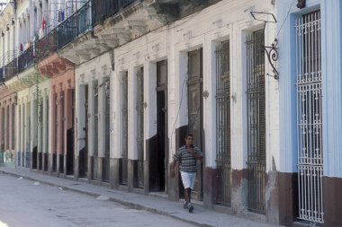 Küba 'daki Havana şehrindeki Malecon Yolu' nun mimarisi Karayip Denizi 'nde. Küba, Havana, Ekim 2005