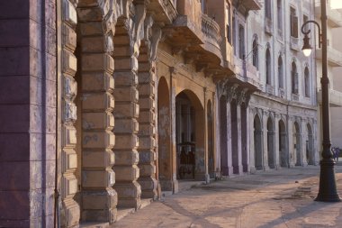 Küba 'daki Havana şehrindeki Malecon Yolu' nun mimarisi Karayip Denizi 'nde. Küba, Havana, Ekim 2005