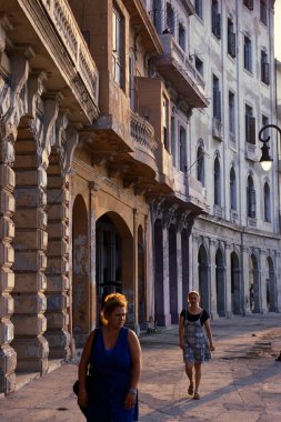 Küba 'daki Havana şehrindeki Malecon Yolu' nun mimarisi Karayip Denizi 'nde. Küba, Havana, Ekim 2005