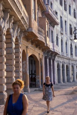 Küba 'daki Havana şehrindeki Malecon Yolu' nun mimarisi Karayip Denizi 'nde. Küba, Havana, Ekim 2005