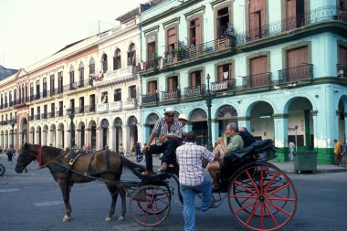 Karayip Denizi 'ndeki Küba' nın eski Havana kasabasında bir at arabası. Küba, Havana, Ekim 2005