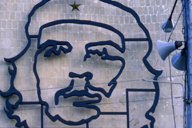 Küba 'nın Havana şehrindeki Plaza de la Revolicion' da İçişleri Bakanlığı 'na ait che guevara anıtı. Küba, Havana, Ekim 2005