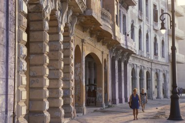 Küba 'daki Havana şehrindeki Malecon Yolu' nun mimarisi Karayip Denizi 'nde. Küba, Havana, Ekim 2005