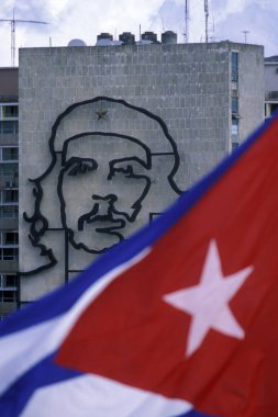 Küba 'nın Havana şehrindeki Plaza de la Revolicion' da İçişleri Bakanlığı 'na ait che guevara anıtı. Küba, Havana, Ekim 2005