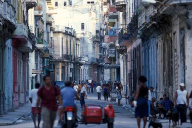 Karayip Denizi 'ndeki Küba' da Havana şehrinde bir yol. Küba, Havana, Ekim 2005