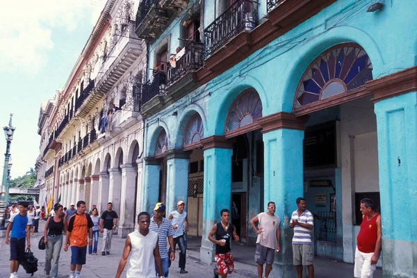 Ένας Δρόμος Στην Πόλη Της Αβάνας Στην Κούβα Στη Θάλασσα — Φωτογραφία Αρχείου