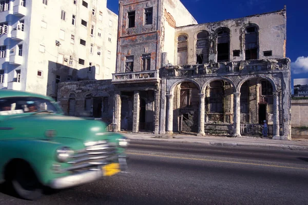 Viejos Coches Americanos Carretera Malecon Road Ciudad Habana Cuba Mar —  Fotos de Stock