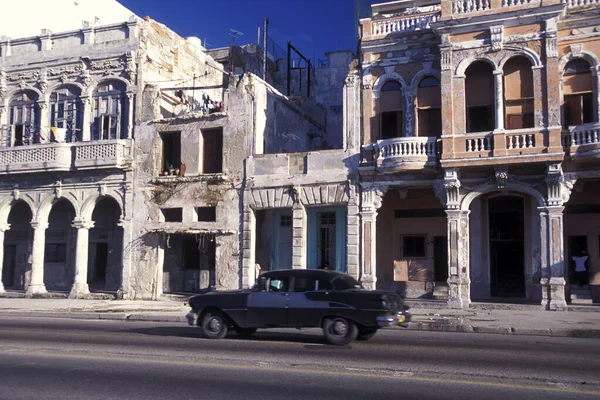 哈瓦那市Malecon路的旧美国汽车停在加勒比海的古巴岛上 哈瓦那 2005年10月 — 图库照片