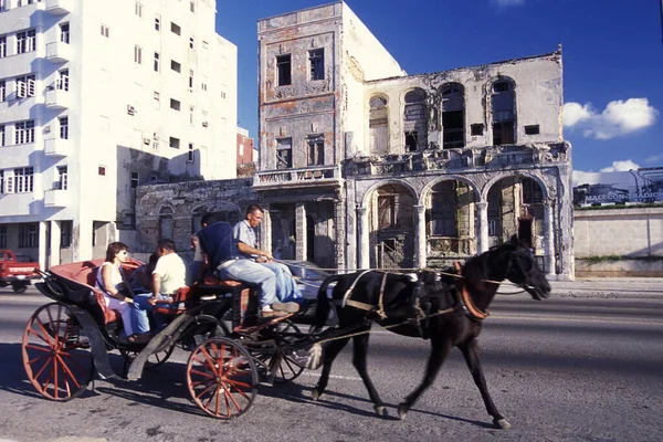 Een Paardenkar Bij Architectuur Aan Malecon Road Weg Havana Cuba — Stockfoto