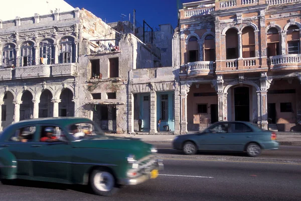 Viejos Coches Americanos Carretera Malecon Road Ciudad Habana Cuba Mar — Foto de Stock