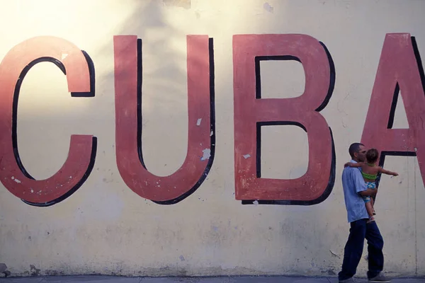 People Front Cuba Wall Painting City Havana Cuba Caribbean Sea — Stock Photo, Image