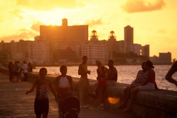 Ludzie Drodze Malecon Road Mieście Hawana Kubie Morzu Karaibskim Kuba — Zdjęcie stockowe