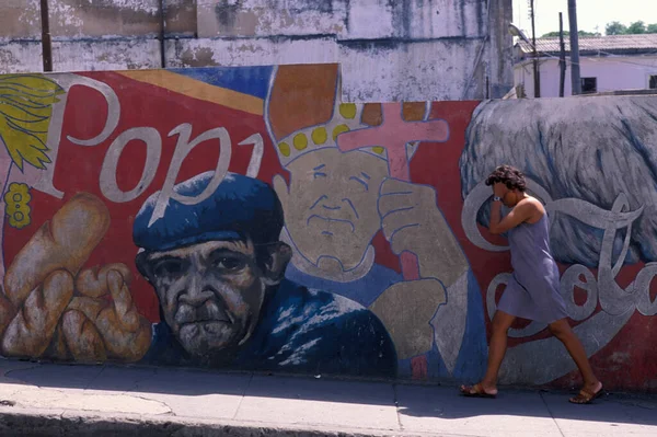 一名妇女在哈瓦那市的加勒比海边的古巴墙上画了一幅画 哈瓦那 2005年10月 — 图库照片