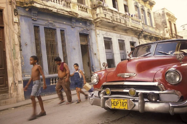 Vieilles Voitures Américaines Sur Une Route Dans Ville Havane Sur — Photo