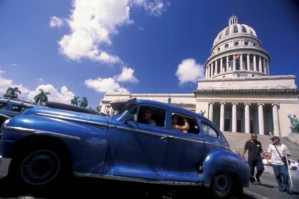 Carros Americanos Velhos Frente Nacional Capitolio Cidade Havana Cuba Mar — Fotografia de Stock