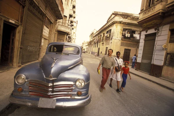 Oude Amerikaanse Auto Een Weg Stad Havana Cuba Caribische Zee — Stockfoto