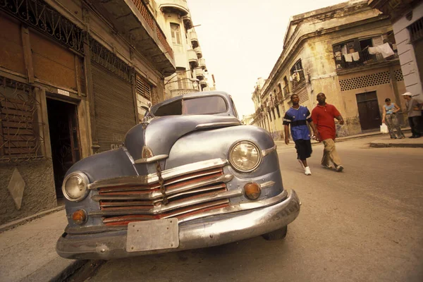 哈瓦那市一条公路上的美国旧车停在古巴加勒比海边 哈瓦那 2005年10月 — 图库照片