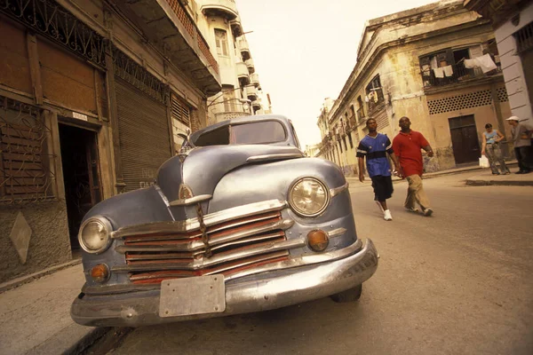 Carros Americanos Velhos Uma Estrada Cidade Havana Cuba Mar Caribe — Fotografia de Stock