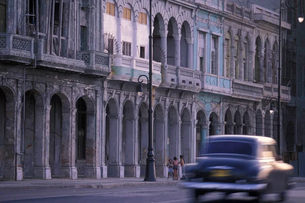 Velhos Carros Americanos Estrada Malecon Road Cidade Havana Cuba Mar — Fotografia de Stock