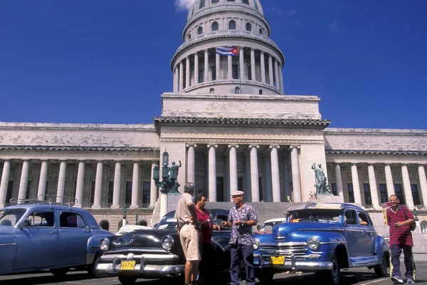 Vecchie Auto Americane Fronte Capitolio Nazionale Nella Città Avana Cuba — Foto Stock