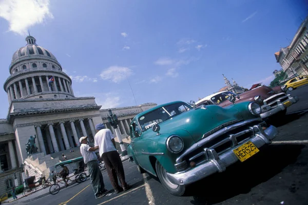 Carros Americanos Velhos Frente Nacional Capitolio Cidade Havana Cuba Mar — Fotografia de Stock