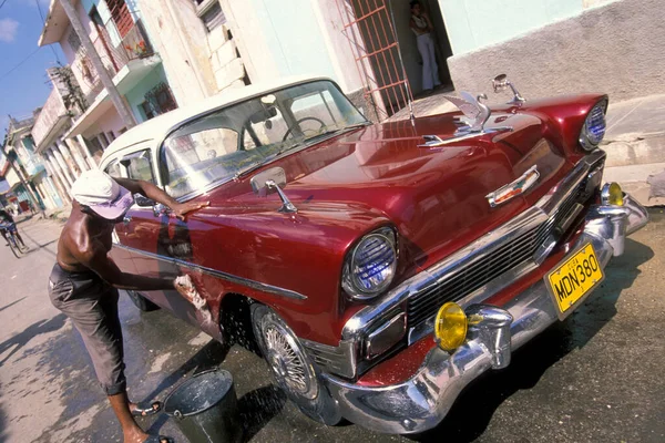 Carros Americanos Velhos Uma Estrada Cidade Havana Cuba Mar Caribe — Fotografia de Stock