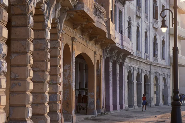 Küba 'daki Havana şehrindeki Malecon Yolu' nun mimarisi Karayip Denizi 'nde. Küba, Havana, Ekim 2005
